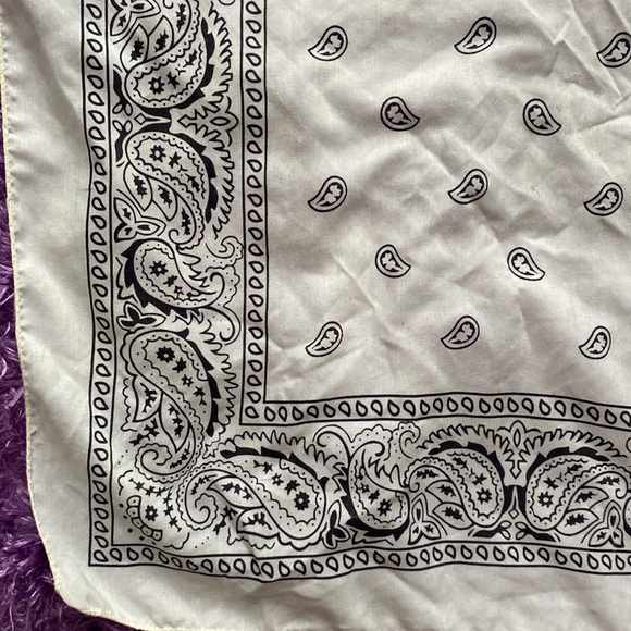 White and black paisley bandana / kerchief - Picture 4 of 17
